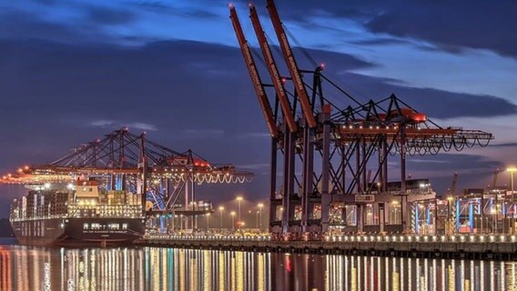 Blick auf den beleuchteten Containerterminal Waltershof im Abendlicht  Foto: Michael Schmidt