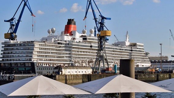 Die "Queen Elizabeth" im Trocken-Dock von Blohm+Voss  Foto: Norbert Boldt