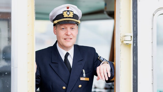 Der Hamburger Hafenkapitän Simon Rosenkranz im Portrait. Der Hamburger Hafenkapitän Simon Rosenkranz im Portrait. © Hamburg Port Authority Foto: Hamburg Port Authority
