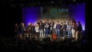 Die Künstler der Jubiläumsgala stehen alle zusammen auf der Bühne © NDR Foto: Axel Herzig