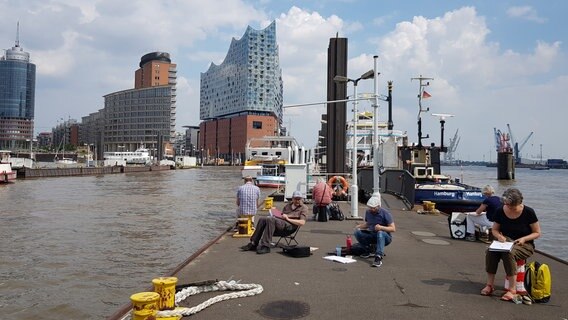 Zeichnerinnen und Zeichner der Gruppe Urban Sketchers Hamburg an der Überseebrücke © NDR Foto: Petra Volquardsen
