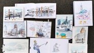 Zeichnungen der Gruppe Urban Sketchers Hamburg auf einem Ponton im Hafen © NDR Foto: Mona Dahmen