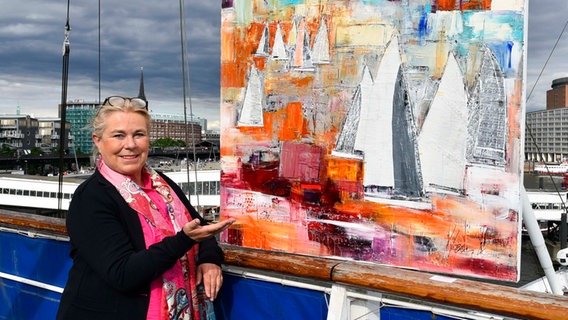 Die Hamburger Künstlerin Heinke Böhnert malt Bilder, in denen sie auch echte Segel von Segelschiffen verwendet. © picture alliance Foto: picture alliance