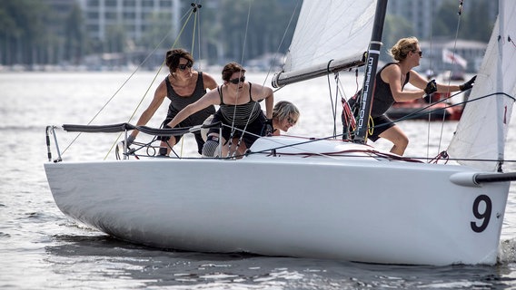 Vier Frauen segeln auf der Alster. © Andreas Lindlahr 