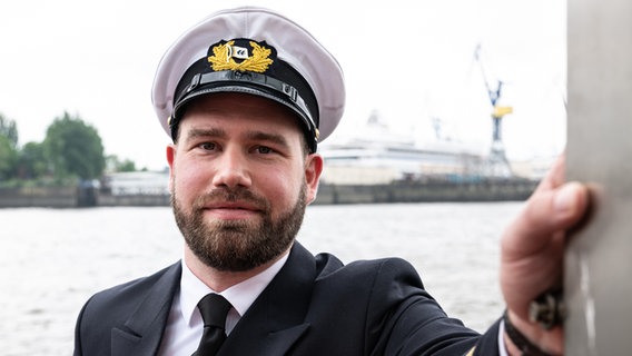 Immanuel Jürgens ist Kapitän bei der Hamburger Reederei Hapag Lloyd und einer der jüngsten Containerschiff-Kapitäne Deutschlands. © Axel Martens Foto: Axel Martens