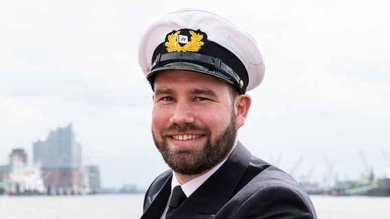 Immanuel Jürgens ist Kapitän bei der Hamburger Reederei Hapag Lloyd und einer der jüngsten Containerschiff-Kapitäne Deutschlands. © Axel Martens Foto: Axel Martens