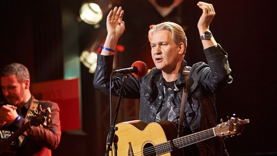 Johnny Logan bei der Irish Night des Hamburger Hafenkonzerts am 6. März 2014 im Hamburger Gruenspan © NDR Foto: Jan Sauerwein