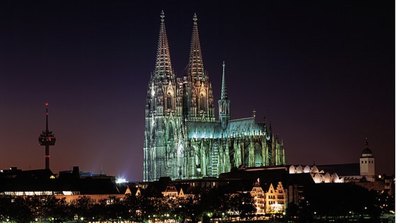 Kölner Dom im Nachtlicht am Rhein und Rheindampfer © OKAPIA Foto: Werner Otto