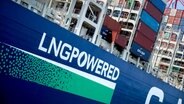 Ein durch LNG angetriebenes Containerschiff der Reederei CMA CGM liegt an einer Kaimauer im Hamburger Hafen. © picture alliance / Hauke-Christian Dittrich Foto: picture alliance / Hauke-Christian Dittrich
