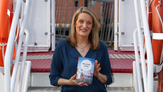 Maike Brunk mit ihrem Buch "Meine große Freiheit. Wie ich das Glück im Hamburger Hafen fand.” © Petra Volquardsen Foto: Petra Volquardsen