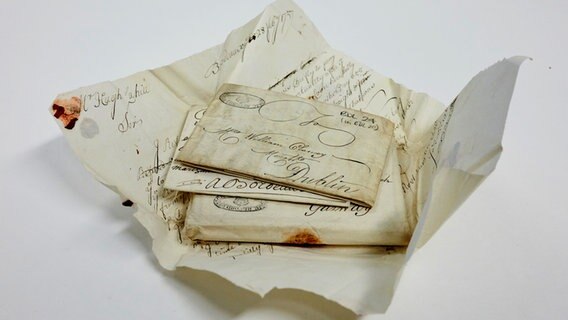 Typisches geöffnetes Briefpaket mit einliegenden Briefen. © Prize Papers Project © Images reproduced by permission of The National Archives, London, England. Foto: Maria Cardamone