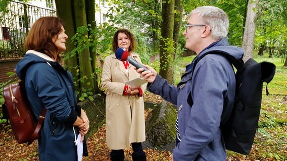 Interview mit der Prize Papers Projektleiterin Dagmar Freist auf dem Jüdischen Friedhof in Altona © NDR Foto: Petra Volquardsen