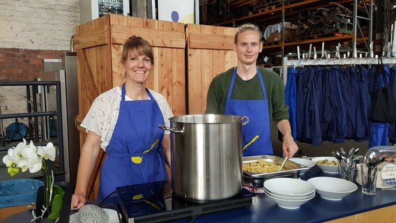 Kerstin Pöhls, Juniorprofessorin am Institut für Empirische Kulturwissenschaft der Universität Hamburg, und Studierende kochen immer donnerstags in der Schuppenküche im Hafenmuseum. © Petra Volquardsen Foto: Petra Volquardsen