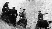 Hamburger Polizisten retten in der Sturmflut von 1962 ein Kind. © picture alliance / dpa | dpa Foto: picture alliance / dpa | dpa