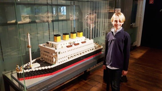 Ein 1,50m langes Lego-Modell der "Titanic" im Internationalen Maritimen Museum Hamburg, gebaut von Bjarne Eisenhut im Alter von sieben Jahren. © Petra Volquardsen Foto: Petra Volquardsen