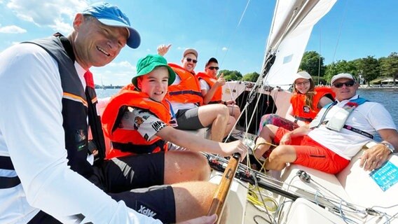 Die Stiftung "Turning Point" lädt an diesem Wochenende Kinder- und Jugendliche zum inklusiven Segeln ein. © NDR Foto: Petra Volquardsen