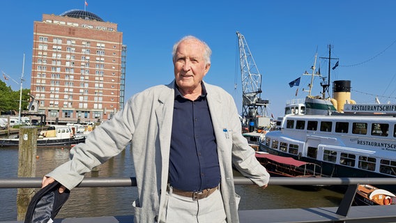 Volkwin Marg ist einer der bedeutendsten deutschen Architekten. Eine große Liedenschaft verbindet ihn mit alten Schiffen und dem Hafen. © NDR - Petra Volquardsen Foto: NDR - Petra Volquardsen