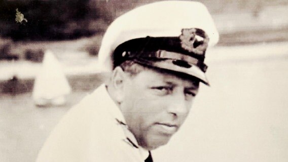 Klaus Wehmeyer hat die Lebensgeschichte seines Vaters Ernst Wehmeyer in dem Buch "Nimm mich mit, Kapitän, auf die Reise..." aufgeschrieben. Klaus Wehmeyer hat die Lebensgeschichte seines Vaters Ernst Wehmeyer in dem Buch "Nimm mich mit, Kapitän, auf die Reise..." aufgeschrieben. © Klaus Wehmeyer Foto: Klaus Wehmeyer