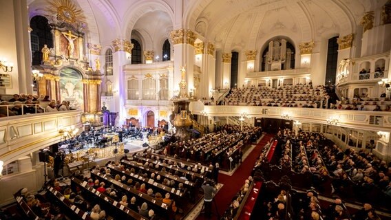 Das voll besetzte Kirchenschiff beim Weihnachts-Hafenkonzert im Hamburger Michel © NDR Foto: Philipp Szyza