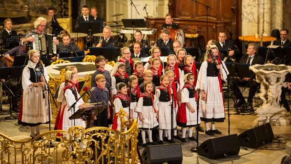 Die Lütt Finkwarder Speeldeel bei ihrem Auftritt beim Weihnachtshafenkonzert im Hamburger Michel. © NDR Foto: Axel Herzig
