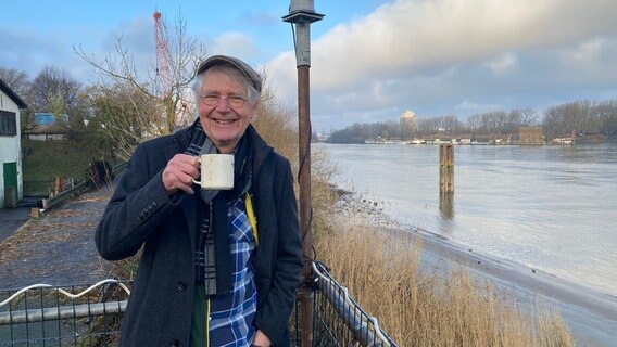 Eddy Winkelmann vor seinem Studio in Wilhelmsburg an der Elbe. Eddy Winkelmann vor seinem Studio in Wilhelmsburg an der Elbe. © Petra Volquardsen Foto: Petra Volquardsen