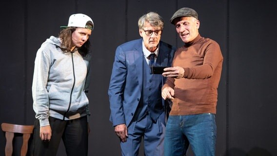 Die Schauspielerin Chantal Hallfeldt und die beiden Schauspieler Dirk Hoener und Georg Münzel auf der Bühne im Altonaer Theater © G2 Baraniak Foto: G2 Baraniak