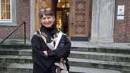 Direktorin Bettina Probst vor dem Eingang zum Museum für Hamburgische Geschichte © NDR Foto: Petra Volquardsen