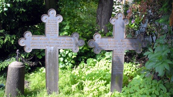 Grabkreuze von Matthias Claudius und seiner Frau Rebekka auf dem historischen Friedhof in Wandsbek © NDR Foto: Michael Pommerening