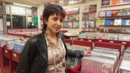 In einem Plattenladen steht eine junge Frau mit schwarzem kurzem Haar. Es ist die Sängerin Derya Yildirim. © NDR Foto: Petra Volquardsen