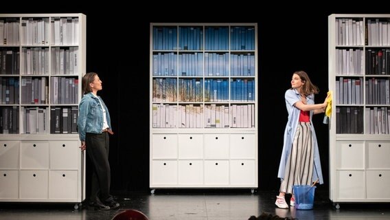 Zwischen Bücherregalen auf der Bühne: Nadja Wünsche (rechts ) als Sandra in der Hauptrolle von "Die Bücherinsel" © G2 Baraniak Foto: G2 Baraniak