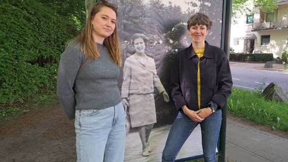 die Initiatorinnen der Ausstellung stehen neben einem großformatigen Foto © NDR Foto: Petra Volquardsen