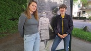 die Initiatorinnen der Ausstellung stehen neben einem großformatigen Foto © NDR Foto: Petra Volquardsen