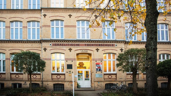 Eine Hausfassade mit gelben Klinkersteinen und der Inschrift "Israelitische Töchterschule" © VHS/ Gesche Jäger Foto: VHS/ Gesche Jäger
