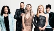 Das Ensemble von dem Stück "James Brown trug Lockenwickler" von Jasmina Reza  v.l.n.r.:
Mechthild Grossmann, Michael Rotschopf, Dennis Svensson, Johanna Christine Gehlen, Nabil Pöhls © Jim Rakete Foto: Jim Rakete
