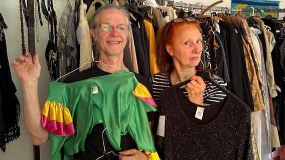 Lisa Politt und Gunter Schmidt zeigen Kostüme, die sie für einen guten Zweck verkaufen © NDR Foto: Danny Marques