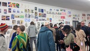 Besucherinnen und Besucher stehen dicht an dicht in der Ausstellung © NDR Foto: Franziska Storch