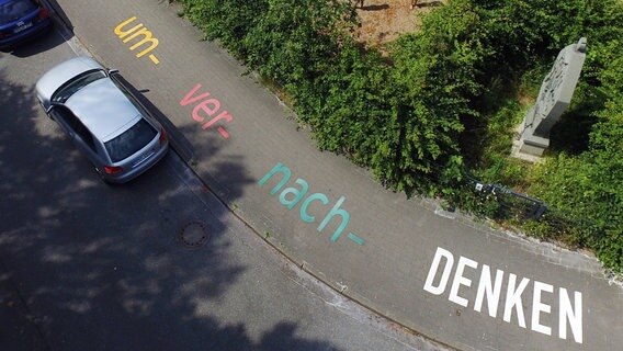 Von oben auf einer Straße lesen: durch-um-ver-nach-Denken © Vera Drebusch Foto: Vera Drebusch