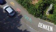 Von oben auf einer Straße lesen: durch-um-ver-nach-Denken © Vera Drebusch Foto: Vera Drebusch