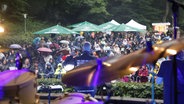 Ein Blick von einer Open Air Bühne in das Publikum © Harburg Marketing e.V. Foto: Harburg Marketing e.V.