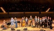 Auf der Bühne Elbphilharmonie sind die Sänger und Musikerinnen Katie Freundenschuss, Anna Depenbusch, Stefan Gwildis, Gustav Peter Wöhler, die Berlin Comedian Harmonists und Tim Fischer © Thorsten Baering/St.Pauli Theater Foto: Thorsten Baering