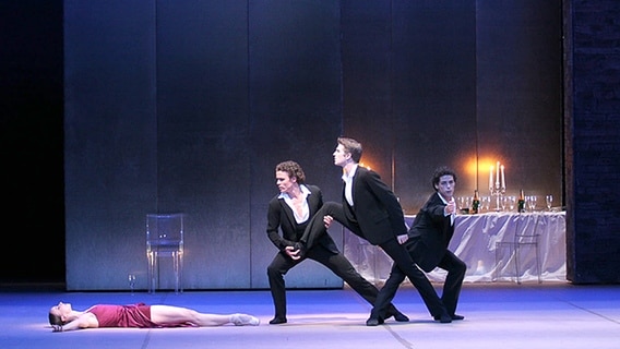 Catherine Dumont, Carsten Jung, Peter Dingle, Thiago Bordin (v.l.) in der Inszenierung "Verklungene Feste" von John Neumeier. © Hamburg Ballett / Holger Badekow Foto: Holger Badekow