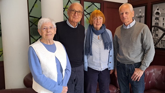 Zwei Frauen und zwei Männer stehen nebeneinander in einer Hotelbar in Bergedorf © NDR Foto: Petra Volquardsen