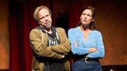 Ein Mann und eine Frau stehen voneinander abgewandt nebeneinander. Die Arme hat jeder trotzig ineinander verschränkt. © Komödie Winterhuder Fährhaus/Oliver Fantitsch Foto: Oliver Fantitsch