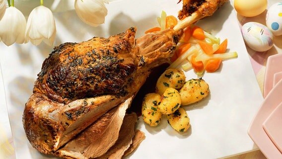 The leg of lamb is served on a platter.  © picture-alliance / dpa / Stockfood Photo: FoodPhotography Eising