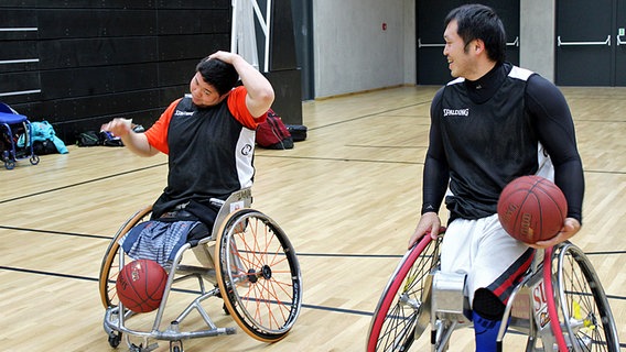 Zwei Japaner beim Rollstuhlbasketball © Jana Sussmann Foto: Jana Sussmann