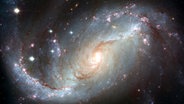 Aufnahme des Hubble-Teleskops von der Galaxie NGX 1672. © picture-alliance / dpa 