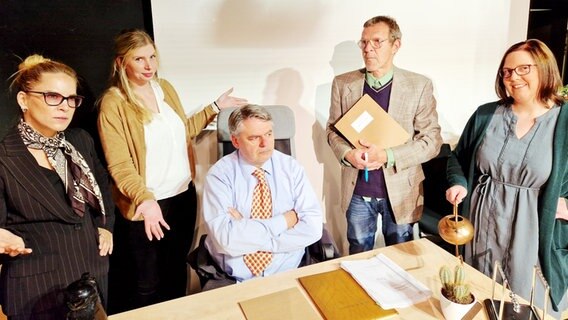 Die Lohbrügger Bürgerbühne spielt das Stück "Amtsnoten" Die Lohbrügger Bürgerbühne spielt das Stück "Amtsnoten" © Nils Bosecke - Lohbrügger Börgerbühn Foto: Nils Bosecke - Lohbrügger Börgerbühn