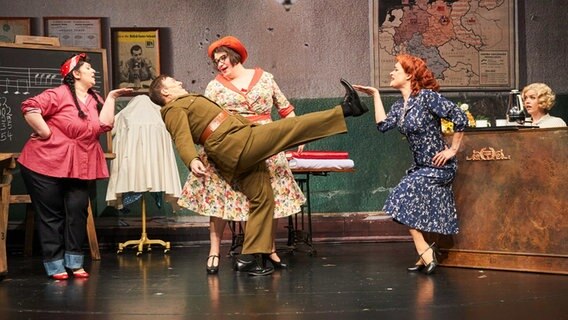 Am 1. Mai 2022 feiert die musikalische Swing-Komödie von Murat Yeginer "Dat Frollein Wunner" im Ohnsorg-Theater Premiere. Am 1. Mai 2022 feiert die musikalische Swing-Komödie von Murat Yeginer "Dat Frollein Wunner" im Ohnsorg-Theater Premiere. © Oliver Fantitsch Foto: Oliver Fantitsch