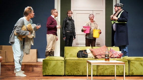 Am 5. November 2023 feierte die plattdeutsche Komödie "Eine Stunde Ruhe" im Ohsnorg-Theater Premiere Am 5. November 2023 feierte die plattdeutsche Komödie "Eine Stunde Ruhe" im Ohsnorg-Theater Premiere © Oliver Fantitsch | Ohnsorg-Theater Foto: Oliver Fantitsch