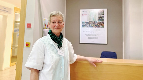 Helga Krätzig ist eine der ehrenamtlichen "Grünen Damen" des Bethesda-Krankenhauses in Bergedorf. © Bernhard Koch Foto: Bernhard Koch